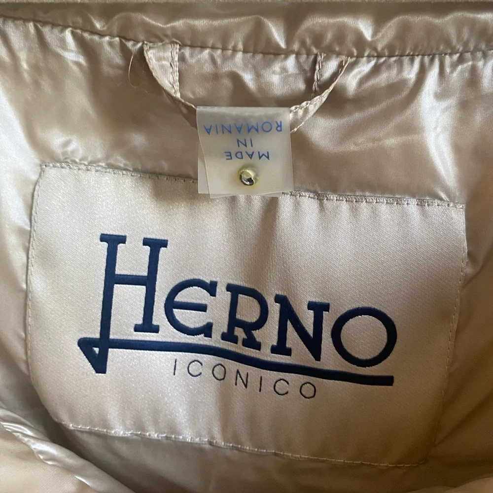 Herno Emilia Cap Sleeve Ultra Light Puffer Vest - Picture 4 of 16